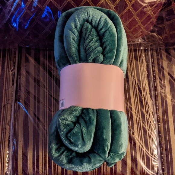 Kate Spade Queen Blanket, Green - Picture 2 of 7